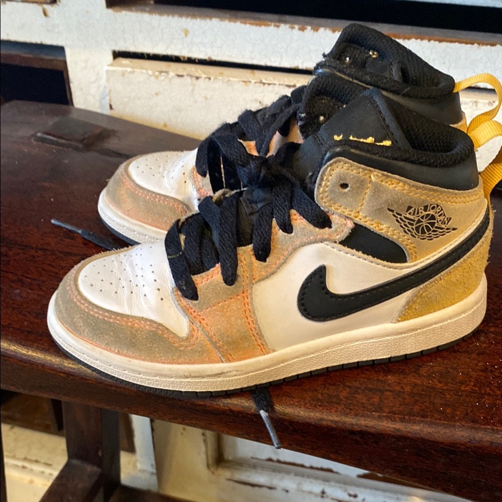Nike Air Jordan 1 Mid Flight Club Athletic Basketball Shoe Sneakers